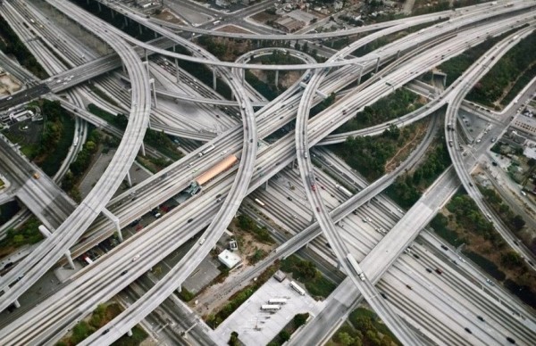 Без навигатора не соваться. 7 необычных автомобильных развязок мира