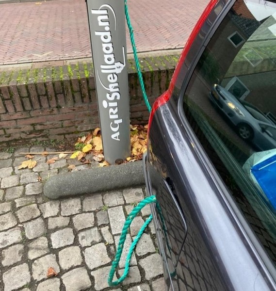 Мужчина попытался выдать свой старый Volvo за электрокар с помощью зеленой веревки