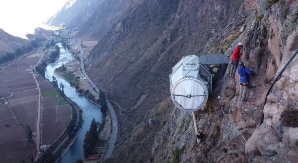 Не для слабонервных. Всем желающим предлагают переночевать в прозрачных капсулах, подвешенных к отвесной скале