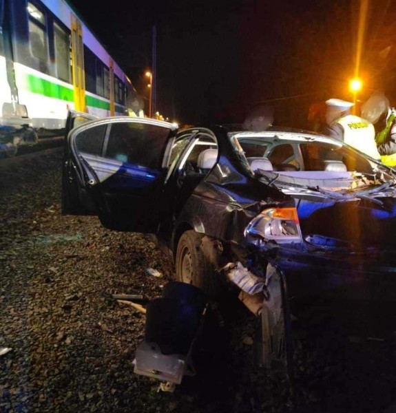 В Польше белорус на BMW угодил на рельсы прямо под идущий поезд