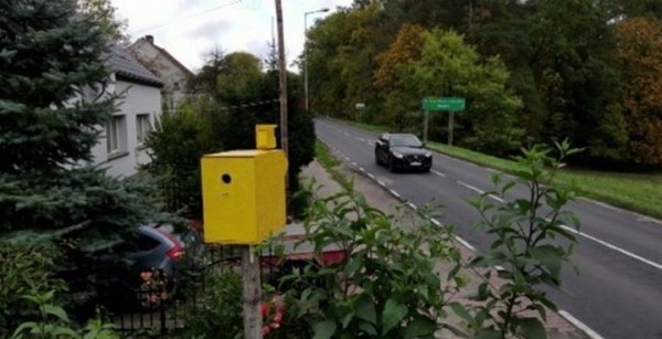 Поляк поставил скворечник, похожий на камеру скорости. Водители вынуждены тормозить перед этим «арт-объектом» Поляк поставил скворечник, похожий на камеру скорости. Водители вынуждены тормозить перед этим «арт-объектом»
