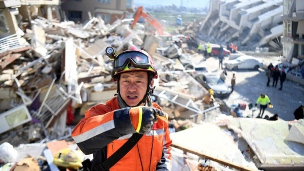 Спасатели в Турции нашли под завалами дома $2 млн