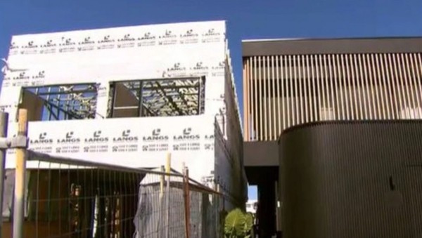 Две семьи построили дома в 40 сантиметрах друг от друга