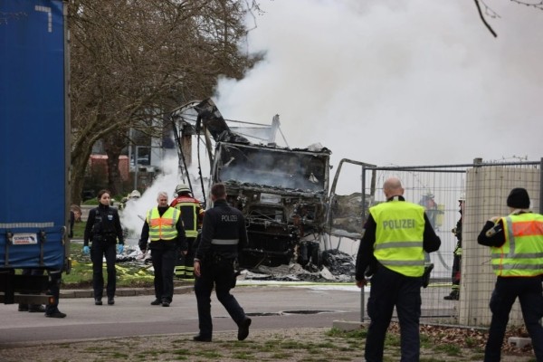 В Германии загорелся и взорвался грузовик с водителем из Беларуси. Его экстренно увезли на вертолете В Германии загорелся и взорвался грузовик с водителем из Беларуси. Его экстренно увезли на вертолете