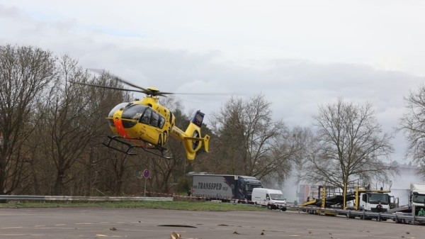 В Германии загорелся и взорвался грузовик с водителем из Беларуси. Его экстренно увезли на вертолете В Германии загорелся и взорвался грузовик с водителем из Беларуси. Его экстренно увезли на вертолете