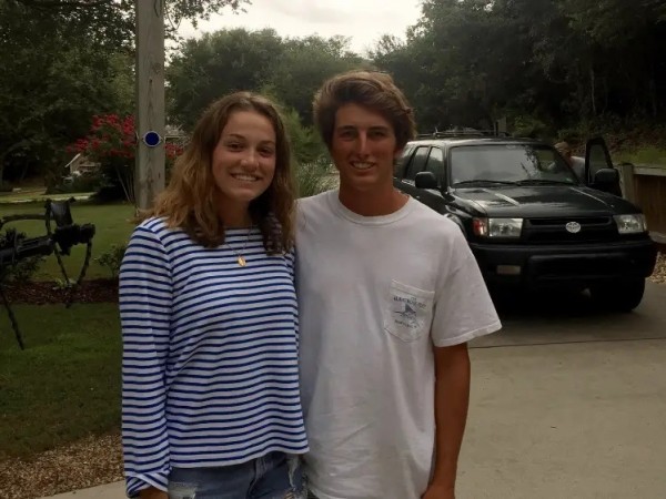 Бросила бутылку с письмом в океан и встретила парня. Эта история рвет TikTok