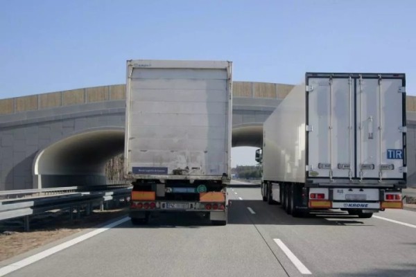 В Польше фурам запретили опережать друг друга: что об этом думают перевозчики