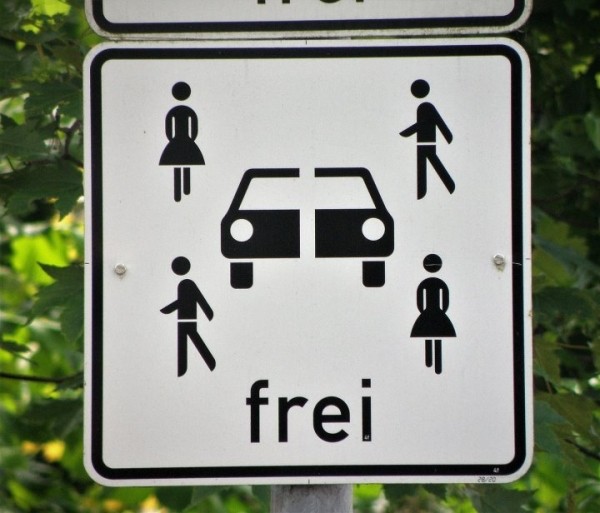 В Германии ставят новый странный знак. Угадайте, что означает?