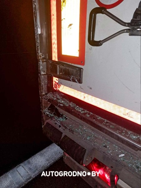 В семейный экипаж белорусских дальнобойщиков жестко врезался француз под Парижем