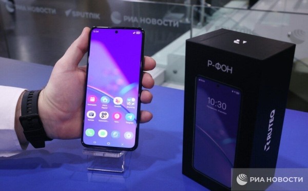 В России представили отечественный смартфон Р-ФОН