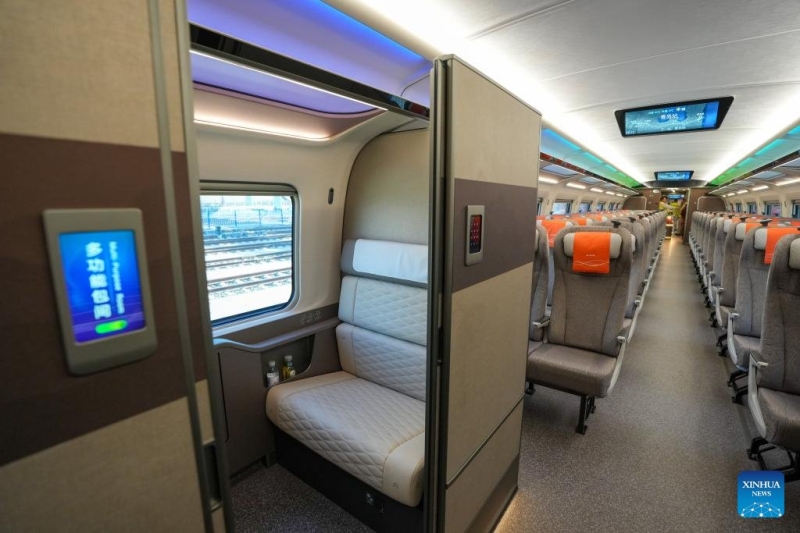 В Китае появился пассажирский поезд, способный развивать 450 километров в час — посмотрите, как он выглядит внутри В Китае появился пассажирский поезд, способный развивать 450 километров в час — посмотрите, как он выглядит внутри